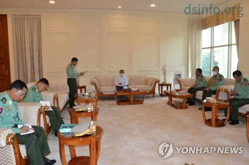 민 스웨(흰옷) 대통령 대행이 민 아훙 흘라잉 최고사령관(왼쪽 세번째) 등 군부 인사들과 회의를 갖고 있다.  [EPA/밀리터리 트루 뉴스 인포메이션 제공=연합뉴스]